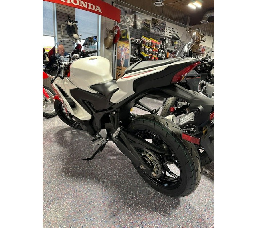 2026 Yamaha YZF-R3 ABS 70th Anniversary Edition