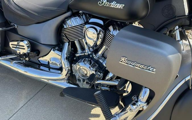 2019 Indian Motorcycle® Roadmaster® Steel Gray Smoke / Thunder Black Smoke