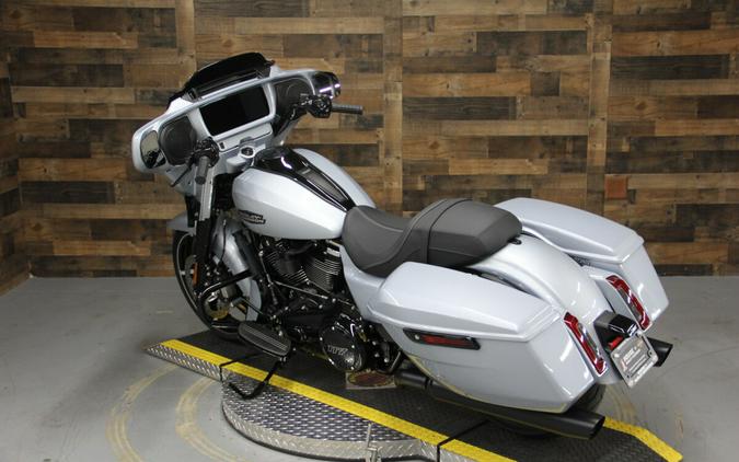 2024 Harley-Davidson Street Glide® Atlas Silver Metallic - Black Finish