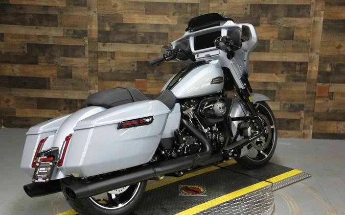 2024 Harley-Davidson Street Glide® Atlas Silver Metallic - Black Finish