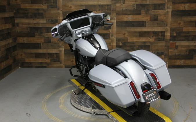 2024 Harley-Davidson Street Glide® Atlas Silver Metallic - Black Finish