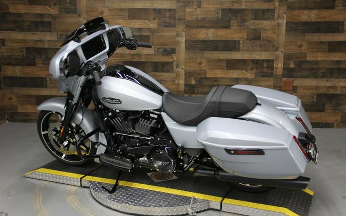 2024 Harley-Davidson Street Glide® Atlas Silver Metallic - Black Finish