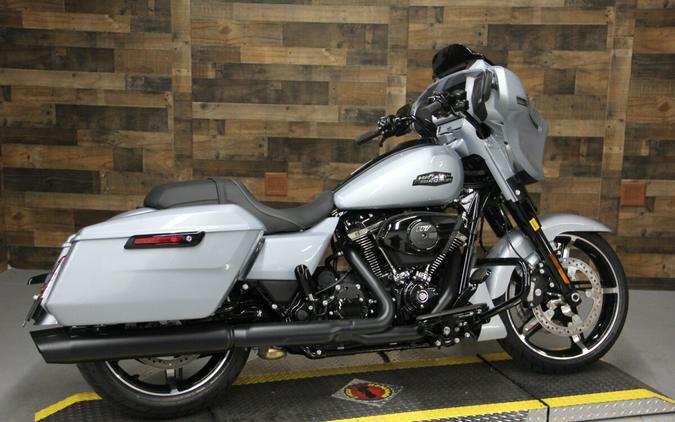 2024 Harley-Davidson Street Glide® Atlas Silver Metallic - Black Finish