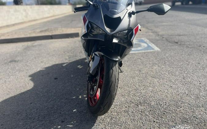 2024 Kawasaki Ninja® ZX™-6R ABS Pearl Robotic White/Metallic Graphite Gray