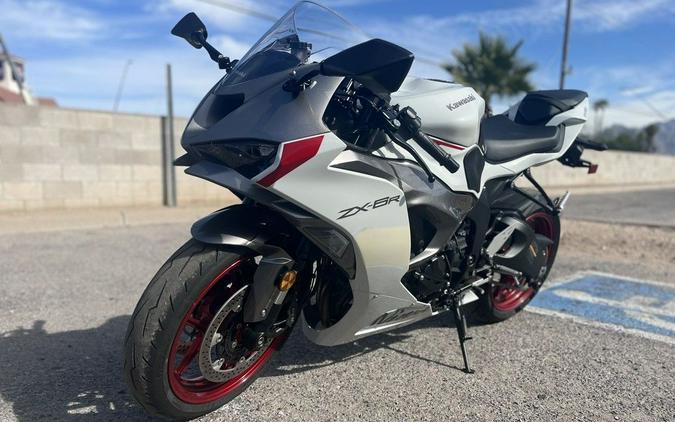 2024 Kawasaki Ninja® ZX™-6R ABS Pearl Robotic White/Metallic Graphite Gray
