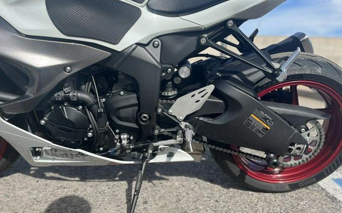 2024 Kawasaki Ninja® ZX™-6R ABS Pearl Robotic White/Metallic Graphite Gray