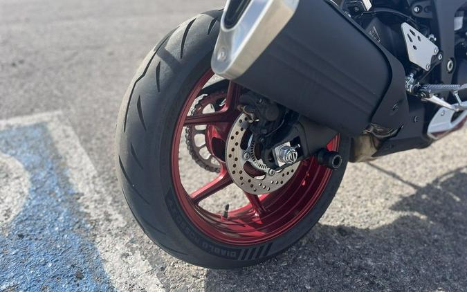 2024 Kawasaki Ninja® ZX™-6R ABS Pearl Robotic White/Metallic Graphite Gray