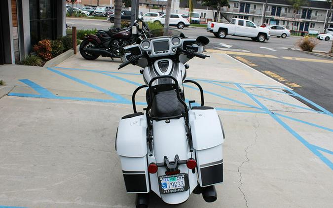 2024 Indian Motorcycle® Chieftain® Dark Horse® w/Powerband Audio Pkg Ghost White Metallic Smoke wit