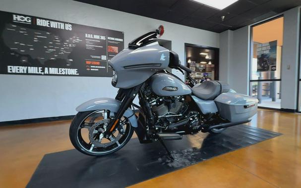2026 Harley-Davidson® Street Glide® Dark Billiard Gray Black Solo Cast Wheels
