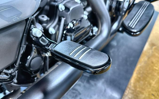 2026 Harley-Davidson® Street Glide® Dark Billiard Gray Black Solo Cast Wheels
