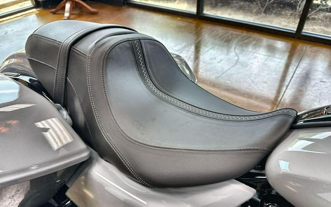 2026 Harley-Davidson® Street Glide® Dark Billiard Gray Black Solo Cast Wheels