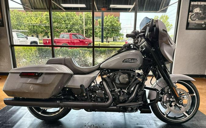 2026 Harley-Davidson® Street Glide® Dark Billiard Gray Black Solo Cast Wheels