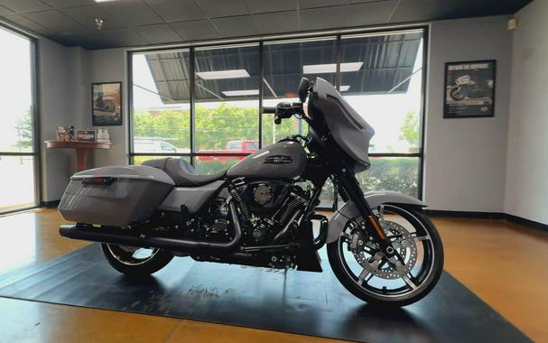 2026 Harley-Davidson® Street Glide® Dark Billiard Gray Black Solo Cast Wheels