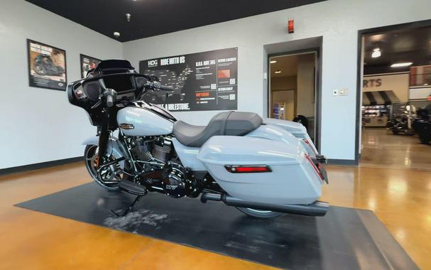 2026 Harley-Davidson® Street Glide® Dark Billiard Gray Black Solo Cast Wheels