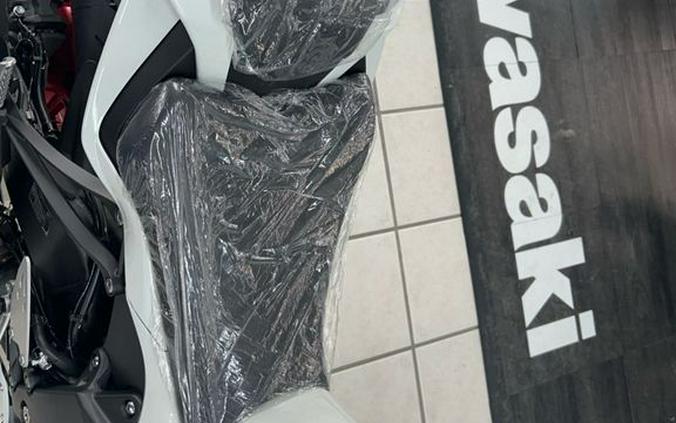 2025 Kawasaki NINJA ZX -6R ABS PEARL ROBOTIC WHITE/GRAPHITE GRAY