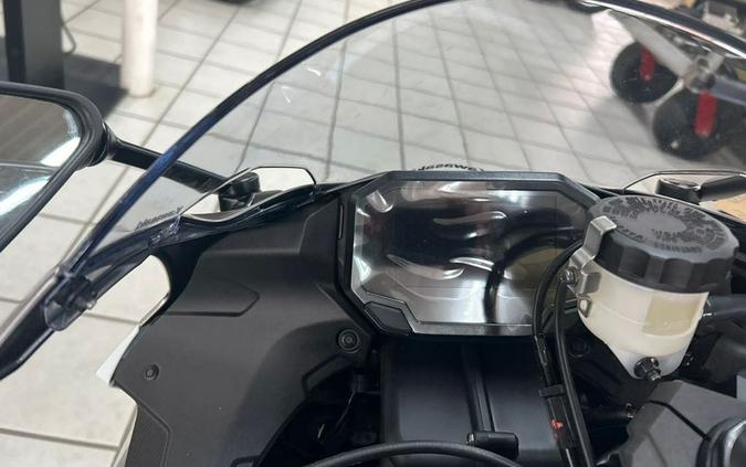 2025 Kawasaki NINJA ZX -6R ABS PEARL ROBOTIC WHITE/GRAPHITE GRAY