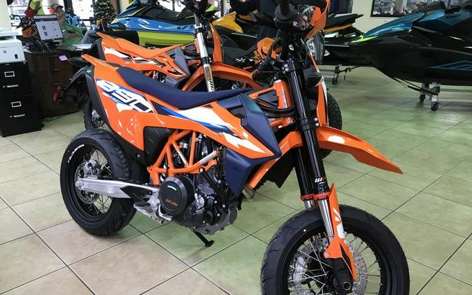 2024 KTM 690 SMC R