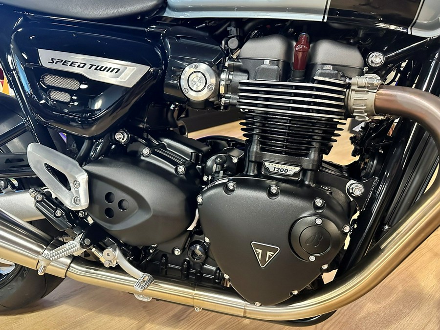 2023 Triumph SPEED TWIN 1200 BREITLING EDITION