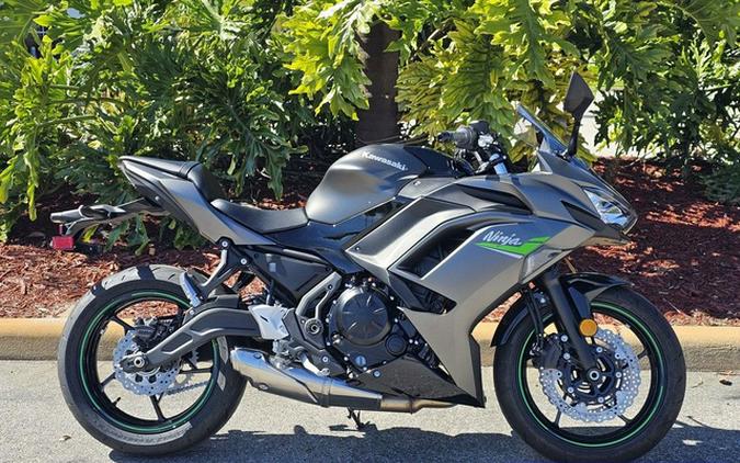 2024 Kawasaki Ninja 650 Metallic Matte Graphenesteel Gray/Ebony