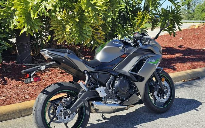 2024 Kawasaki Ninja 650 Metallic Matte Graphenesteel Gray/Ebony