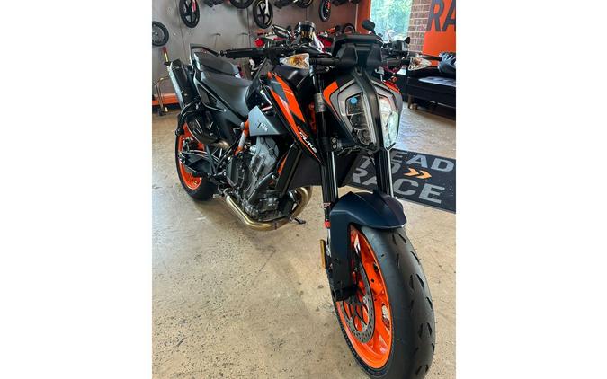 2023 KTM 890 Duke R