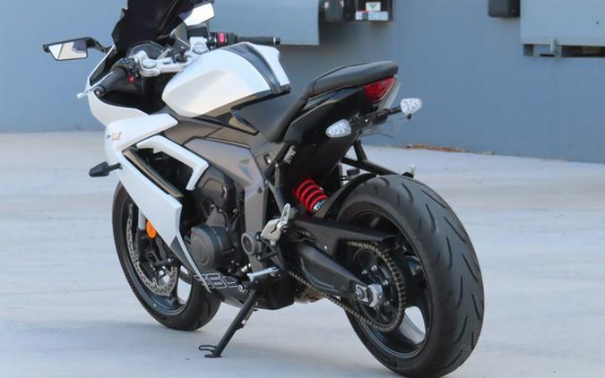 2025 Triumph Daytona 660 Snowdonia WhiteSapphire Black