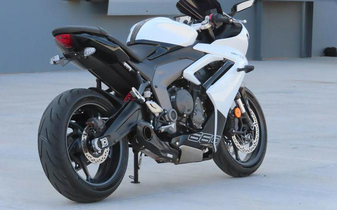 2025 Triumph Daytona 660 Snowdonia WhiteSapphire Black