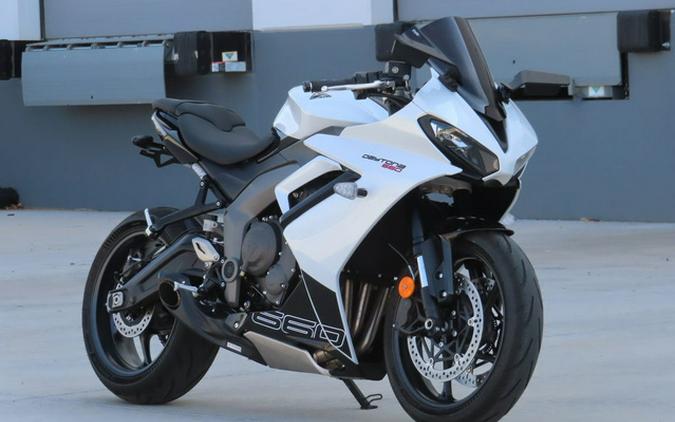 2025 Triumph Daytona 660 Snowdonia WhiteSapphire Black