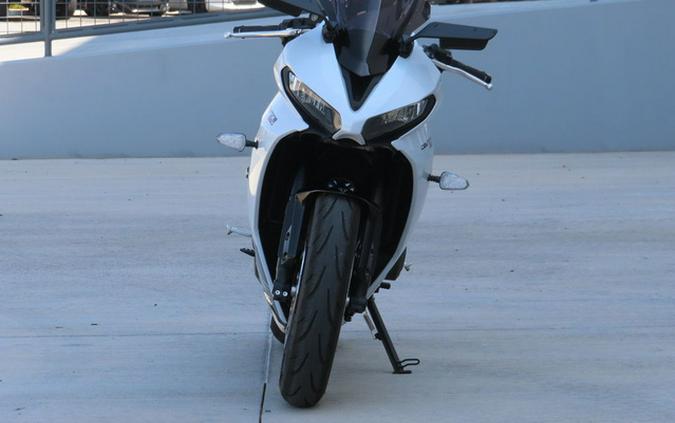 2025 Triumph Daytona 660 Snowdonia WhiteSapphire Black