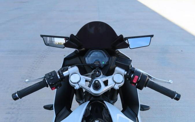 2025 Triumph Daytona 660 Snowdonia WhiteSapphire Black