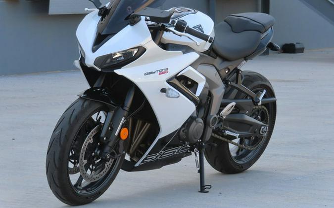 2025 Triumph Daytona 660 Snowdonia WhiteSapphire Black