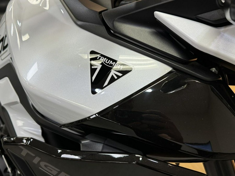 2024 Triumph Tiger 900 GT Snowdonia White / Sapphire Black