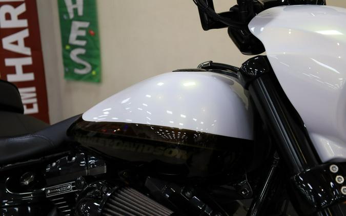 2017 Harley-Davidson® CVO™ Pro Street Breakout® White Gold Pearl & Starfire Black FXSE