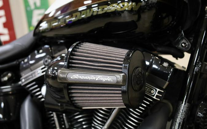 2017 Harley-Davidson® CVO™ Pro Street Breakout® White Gold Pearl & Starfire Black FXSE