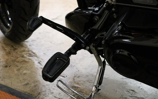 2017 Harley-Davidson® CVO™ Pro Street Breakout® White Gold Pearl & Starfire Black FXSE