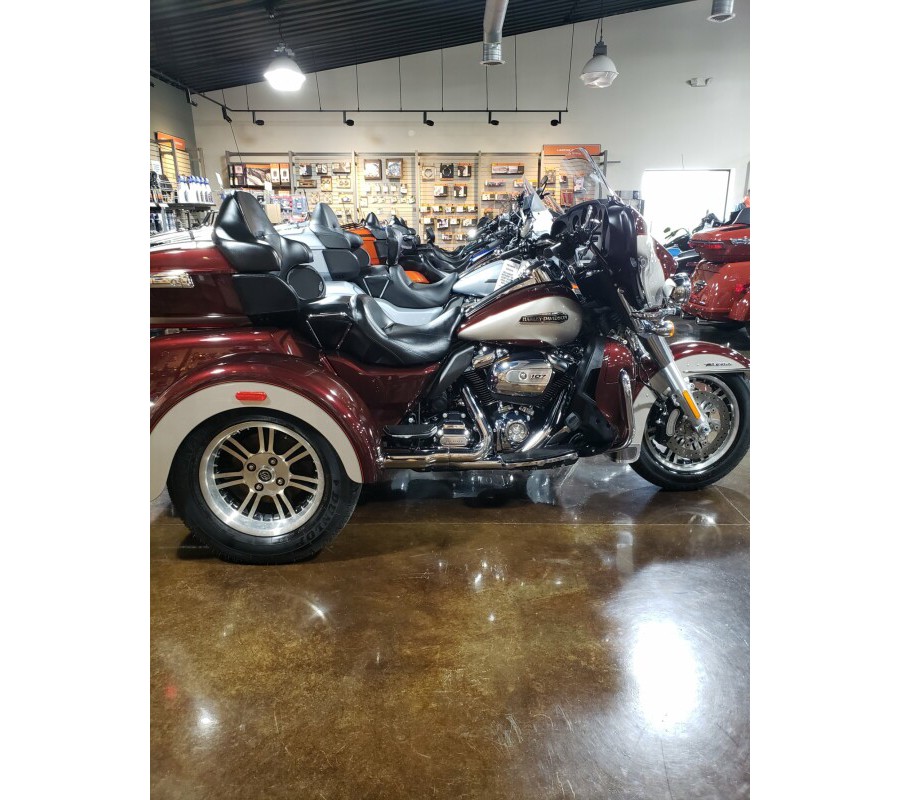 2018 Harley-Davidson® Tri Glide® Ultra Twisted Cherry/Silver Fortune