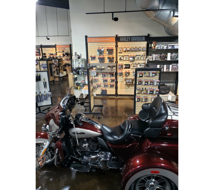 2018 Harley-Davidson® Tri Glide® Ultra Twisted Cherry/Silver Fortune