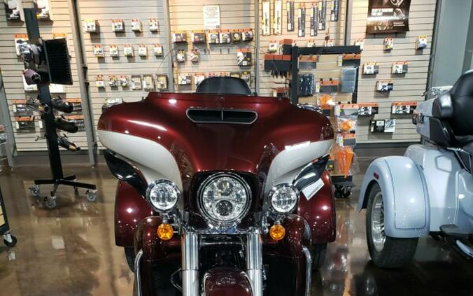 2018 Harley-Davidson® Tri Glide® Ultra Twisted Cherry/Silver Fortune