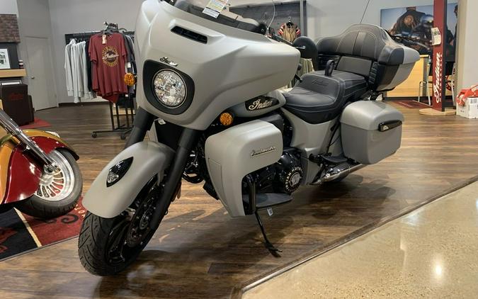 2022 Indian Motorcycle® Roadmaster® Dark Horse® Silver Quartz Smoke