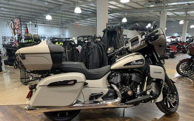 2022 Indian Motorcycle® Roadmaster® Dark Horse® Silver Quartz Smoke