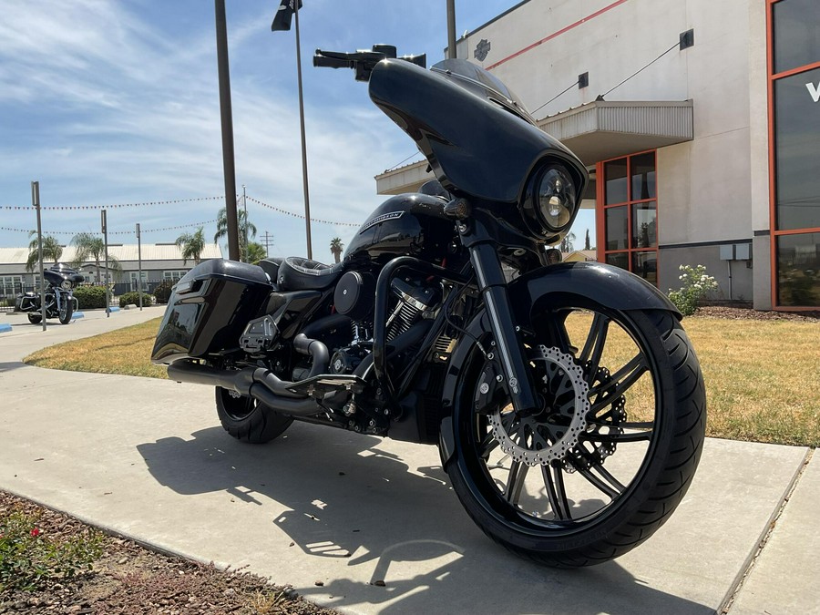 FLHXS 2019 Street Glide® Special