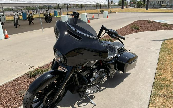 FLHXS 2019 Street Glide® Special