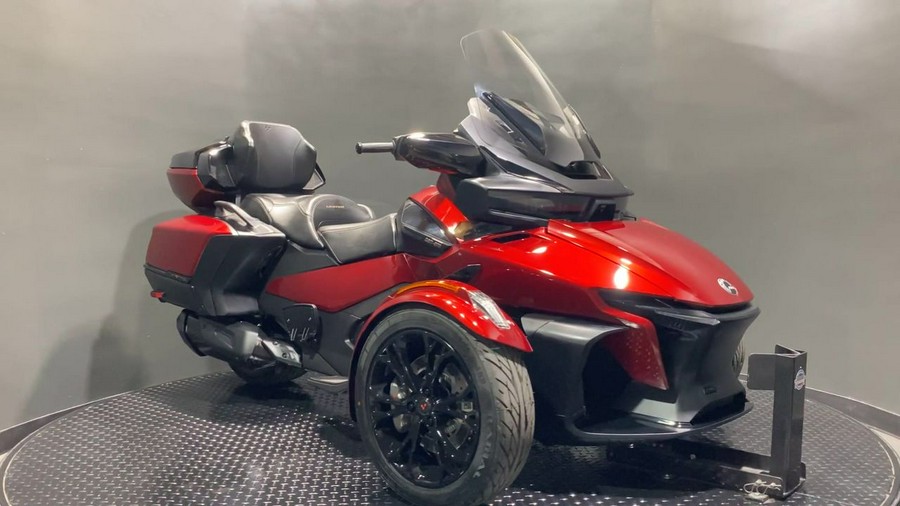 2022 Can-Am® Spyder RT Limited Dark Wheels