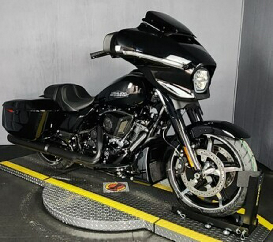 2026 Harley-Davidson® Street Glide® FLHX VIVID BLACK