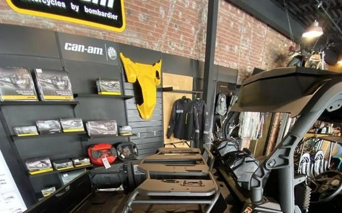 2026 Can-Am® Commander X mr 1000R Dark Wildland Camo