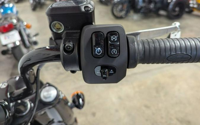 2024 Indian Chief Bobber ABS Ghost White Metallic Smoke