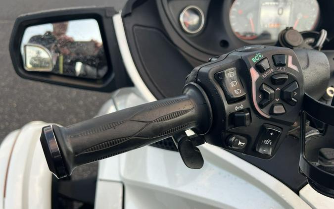 2017 Can-Am® Spyder® RT-S 6-Speed Semi-Automatic (SE6)