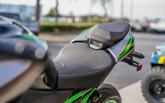 2025 Kawasaki Z900 SE ABS