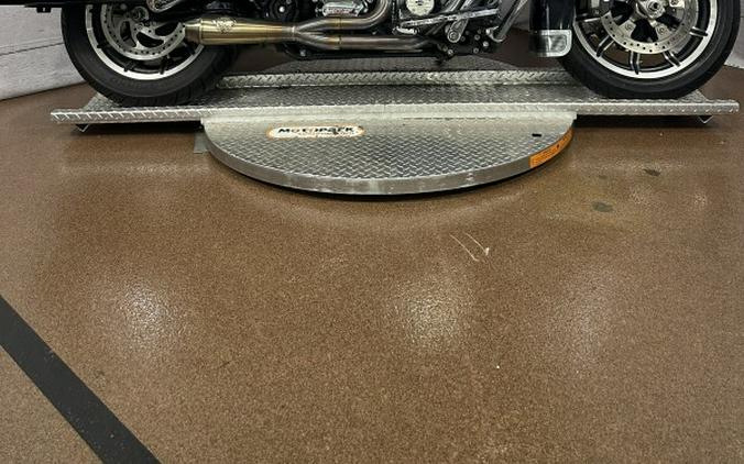 2016 Harley-Davidson Road King® – Timeless Touring Cruiser