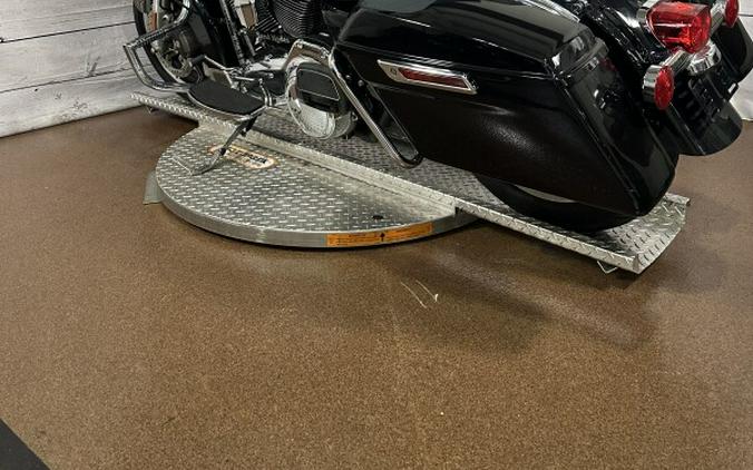 2016 Harley-Davidson Road King® – Timeless Touring Cruiser